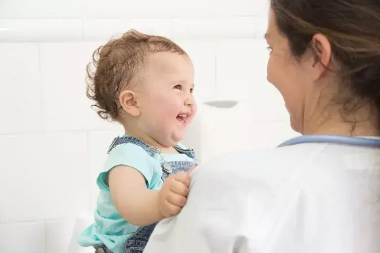 dziecko w dłoniach lekarza